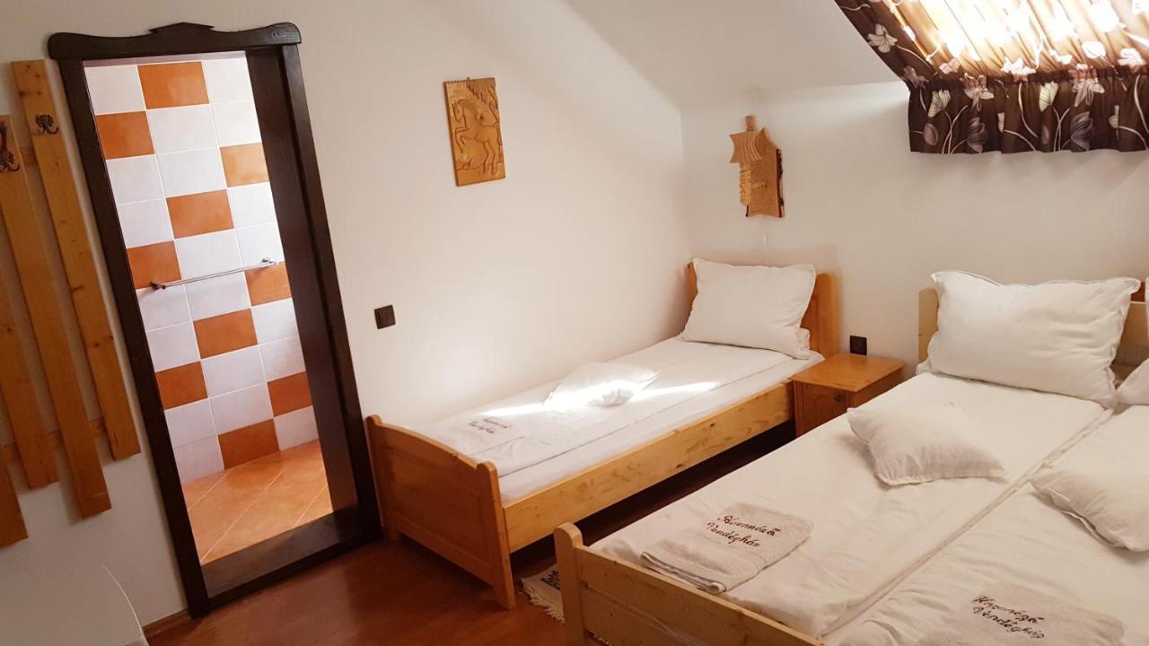 Hazanezo Panzio Bed & Breakfast Corund  Bagian luar foto