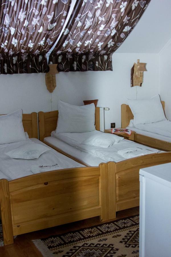 Hazanezo Panzio Bed & Breakfast Corund  Bagian luar foto